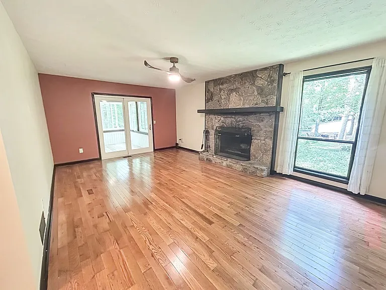 1642 Hillside St — Photo 5