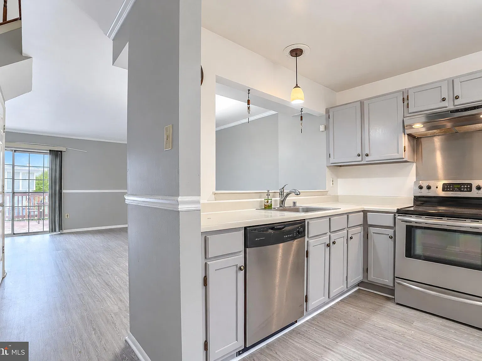 3 bed, 2.0 bath, 1152 sqft, $2,300 — Photo 3