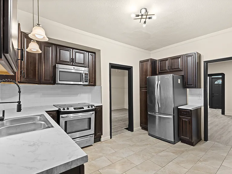 4057 Taft Ave — Photo 2