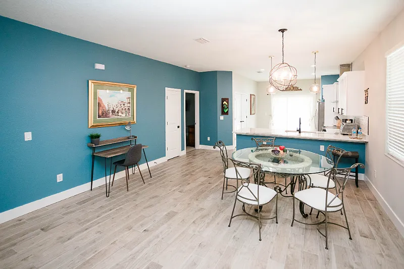 705 E Elm St — Photo 4