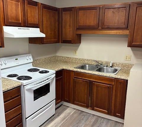 4th image of 1090 N Guignard Dr APT B