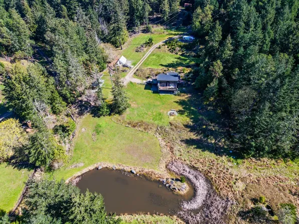 5582 Hooson Rd, Southern Gulf Islands, BC V0N 2M1