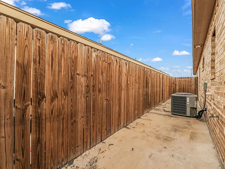 2704 E Eisenhower Ave — Photo 11