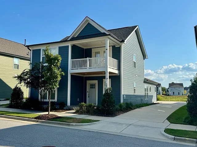 3 bed, 2.5 bath, 2400 sqft, $2,500 — Photo 2