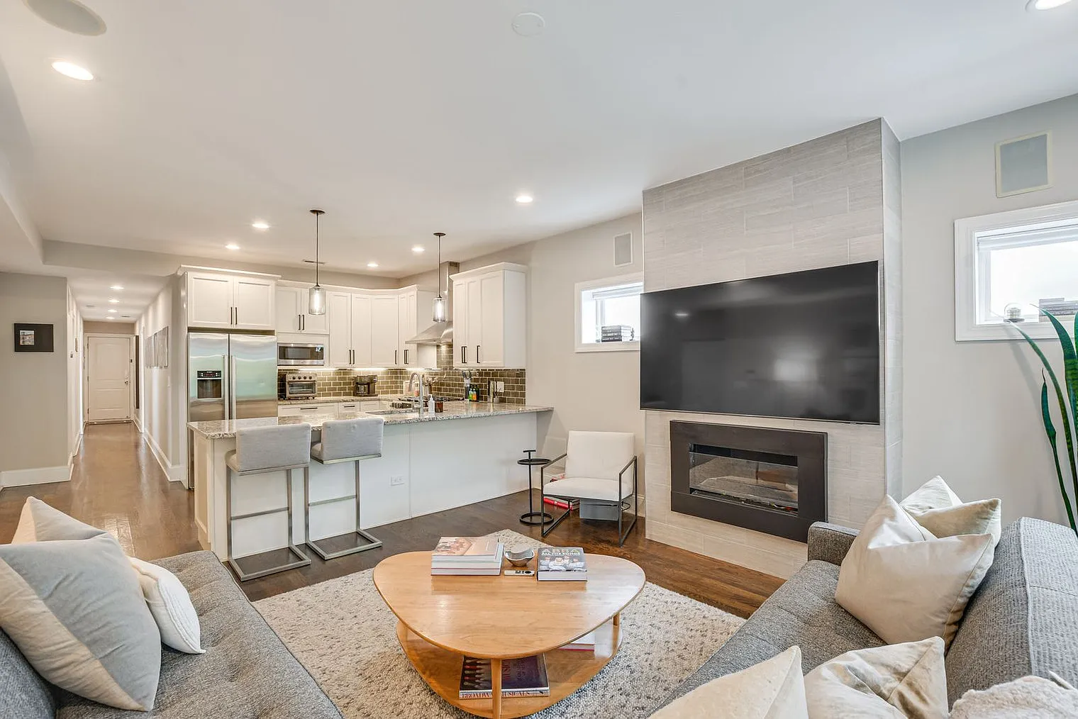 2 bed, 2.0 bath, 1194 sqft, $4,257 — Photo 1