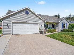 641 Ridgefield Dr, Coopersville, MI 49404