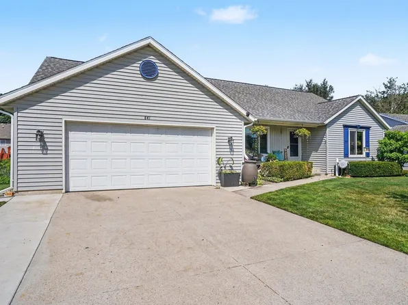 641 Ridgefield Dr, Coopersville, MI 49404