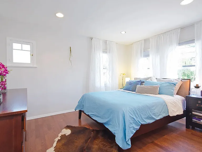 422 James St — Photo 6