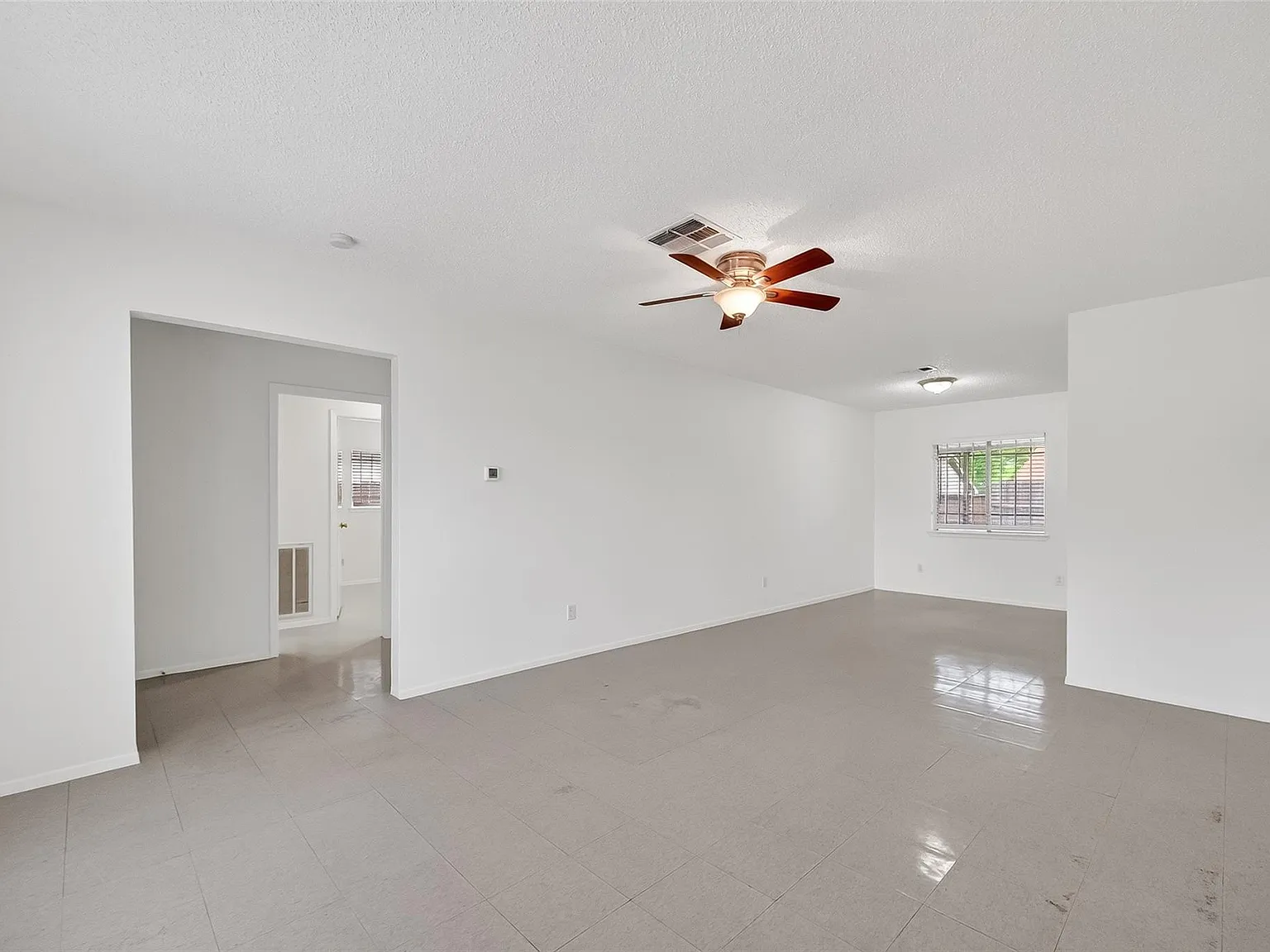 3 bed, 2.0 bath, 1382 sqft, $1,700 — Photo 3