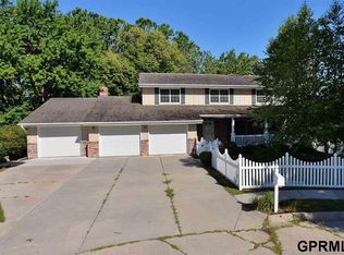 11434 Farnam Cir, Omaha, NE 68154