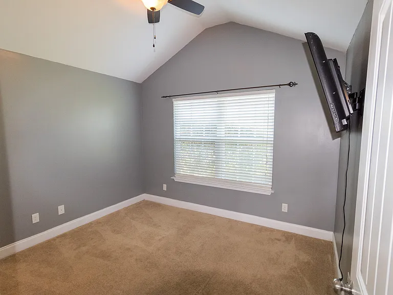 612 Hampstead Ave — Photo 15