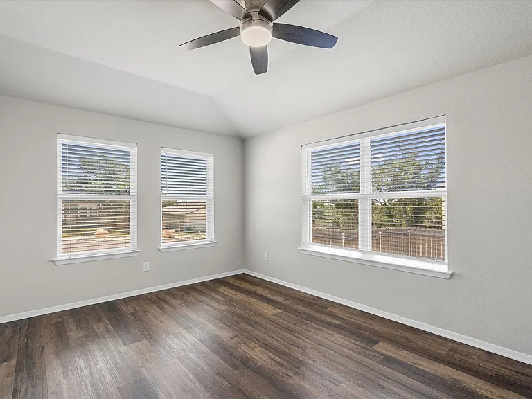 3906 Crockett Ave — Photo 4