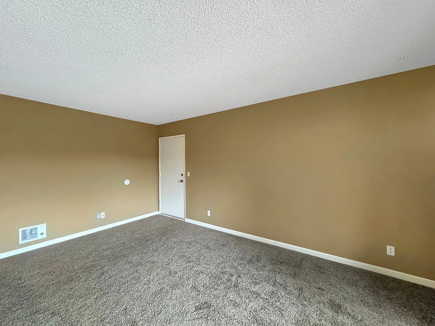 Sd: 2bd/1ba Condo In Mira Mesa W/ Balcony, Reserved Parking & Community Pool! — Photo 3