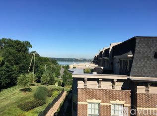 513 Overlook Park Dr, Oxon Hill, MD 20745