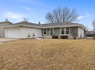 8577 S Sharon Dr, Oak Creek, WI 53154