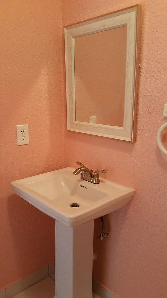 W 43rd Pl, Hialeah — Photo 4