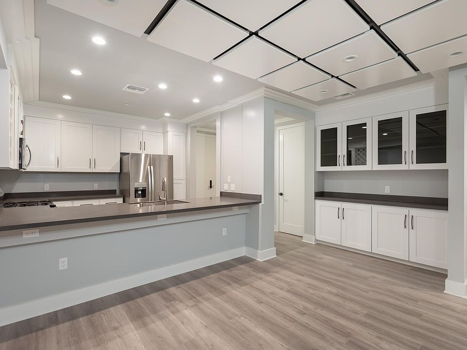 2nd image of 1350 Roxbury Dr APT 205