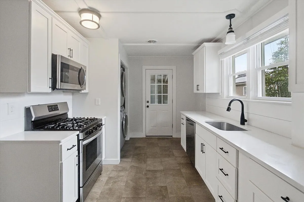 2 bed, 906 sqft, $2,195 — Photo 2