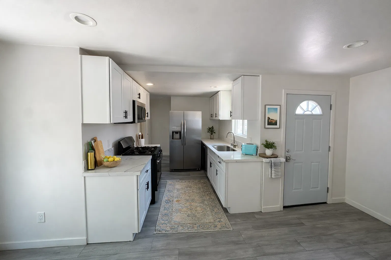 3 bed, 900 sqft, $3,400 — Photo 3