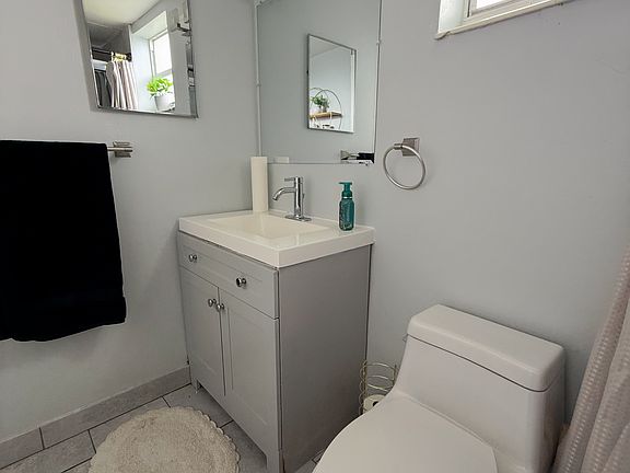 4th image of 270 NE 40th St APT 22