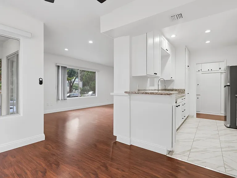 124 N Clark Dr #107 — Photo 34