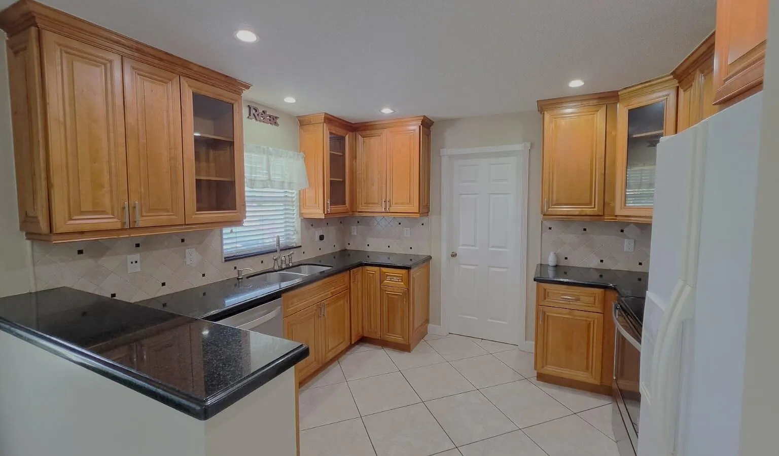 3 bed, 2.0 bath, 871 sqft, $2,000 — Photo 3