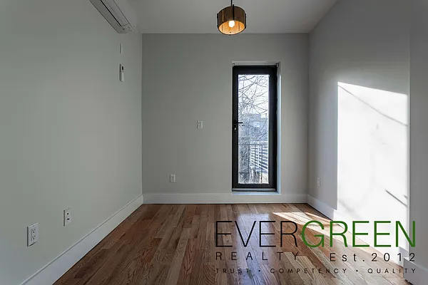Rented by Evergreen Apartments BK | media 10