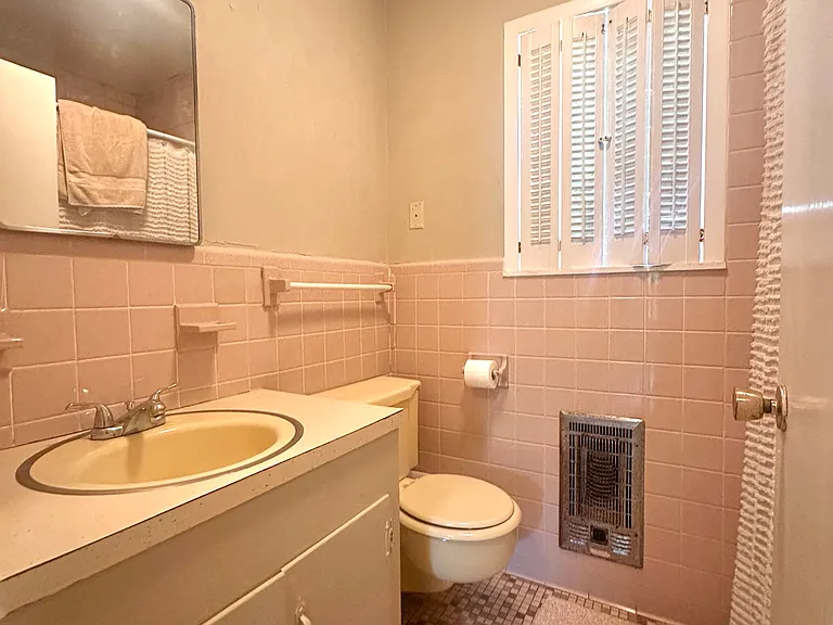 Hall Bath B