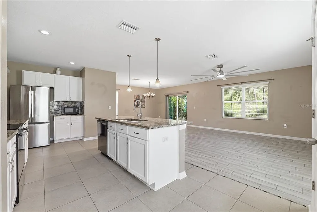 4 bed, 2.5 bath, 2303 sqft, $2,400 — Photo 4