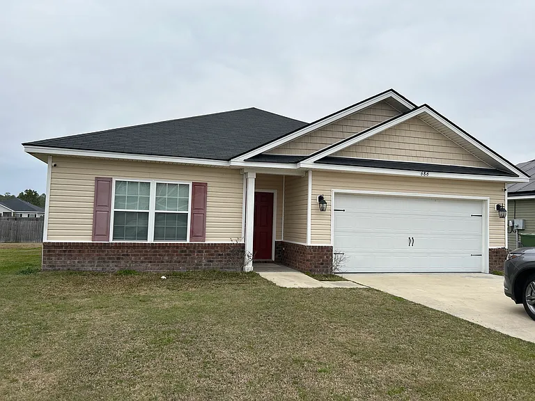 686 Burke Dr — Photo 1