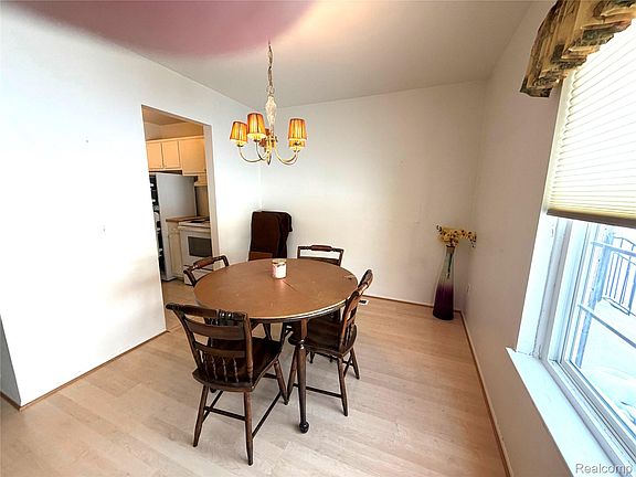 5th image of 671 E Fox Hills Dr