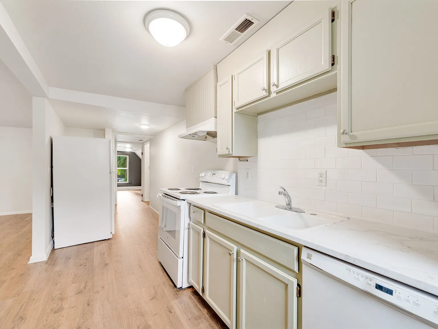 3 bed, 1067 sqft, $1,895 — Photo 3