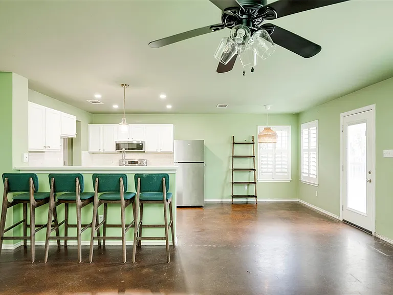 18325 Maxa Dr — Photo 18