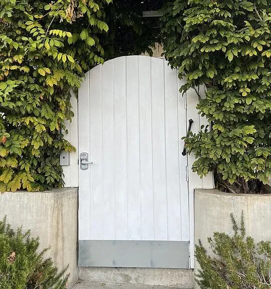 252 Hampton Dr #A — Photo 2