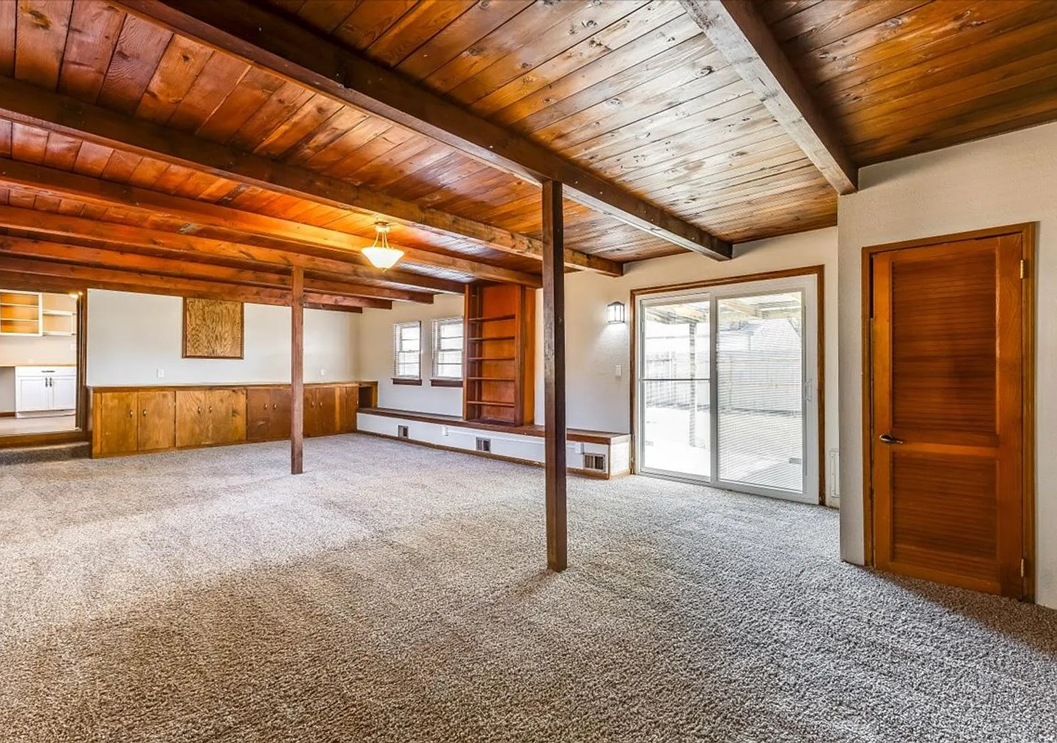 Spacious 4-Bedroom House Near 31st & Seneca! — Photo 2