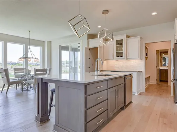 17913 Manor St, Overland Park, KS 66085