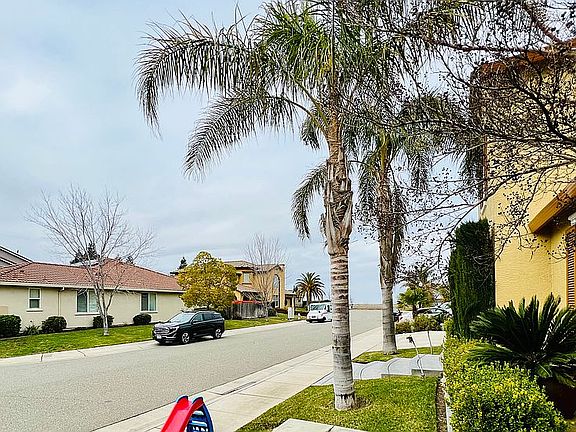 3rd image of 6 Parejo Ct