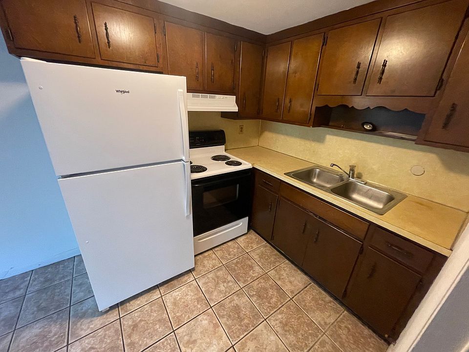 2nd image of 141 Hill Rd #7