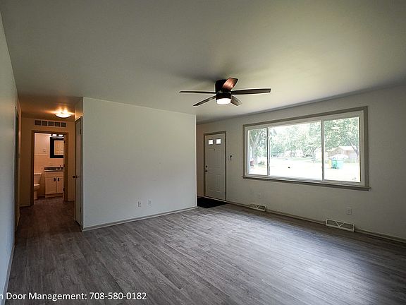 4th image of 1703 Pinewood Ln #1703