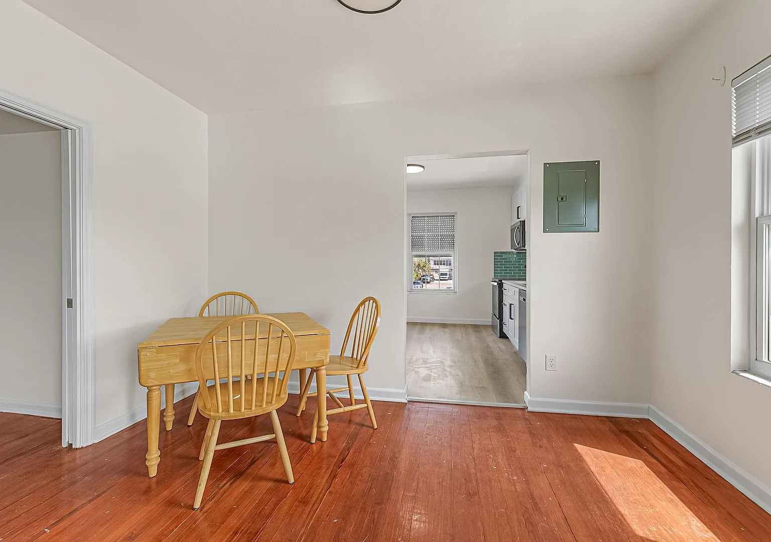 1008 strawbridge upstairs — Photo 3