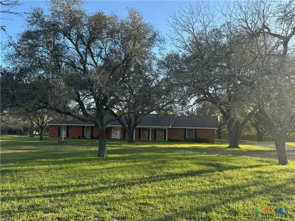 1405 N Sarah Dewitt Dr, Gonzales, TX 78629