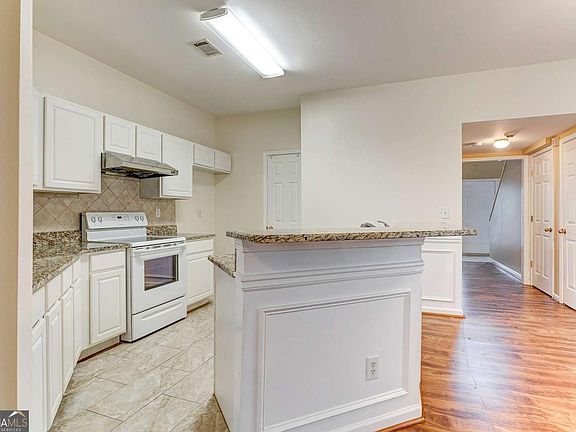 3rd image of 4028 Oak Glenn Dr