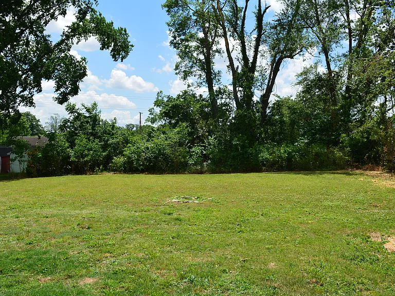 613 Cottonwood Dr — Photo 3