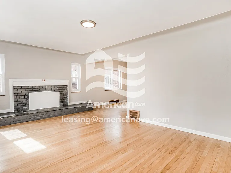 1176485_002_living_room_13733623.jpg