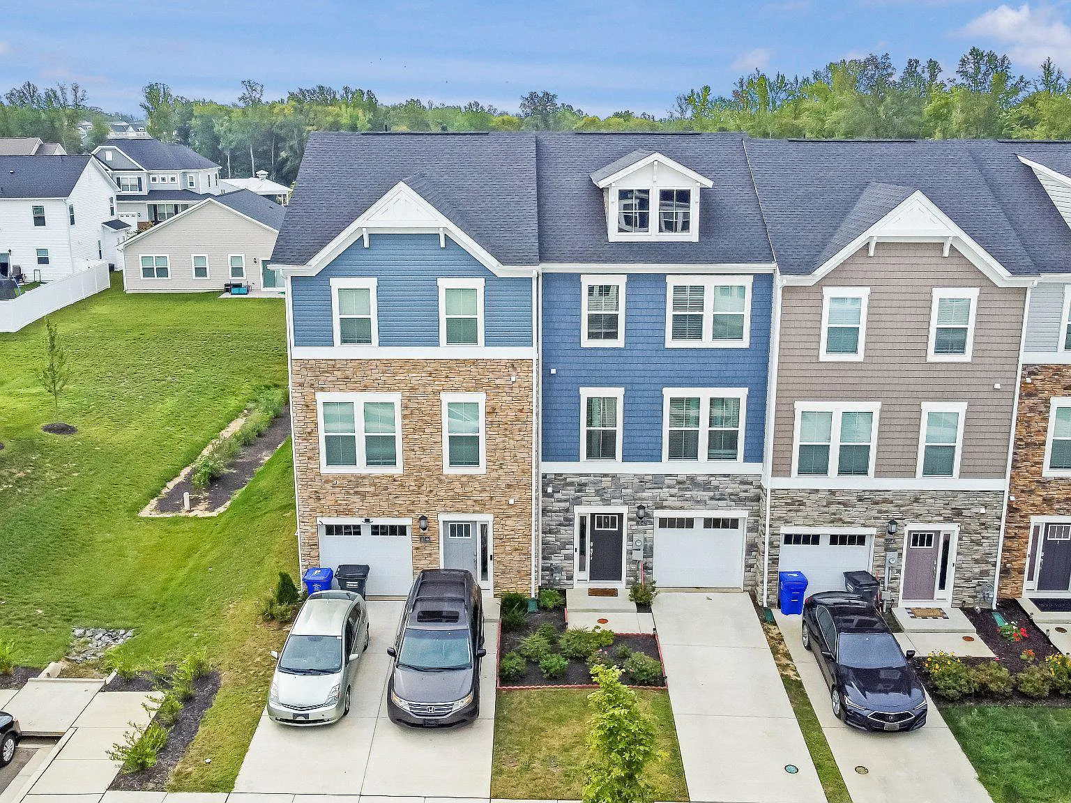 3 bed, 4.0 bath, 1849 sqft, $3,200 — Photo 3