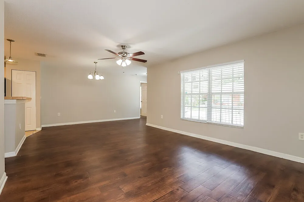 3 bed, 2.0 bath, 1381 sqft, $2,105 — Photo 3