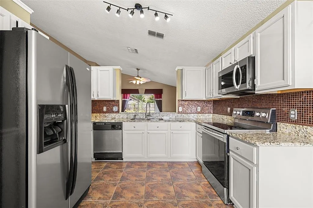 3 bed, 2.0 bath, 1314 sqft, $2,200 — Photo 4