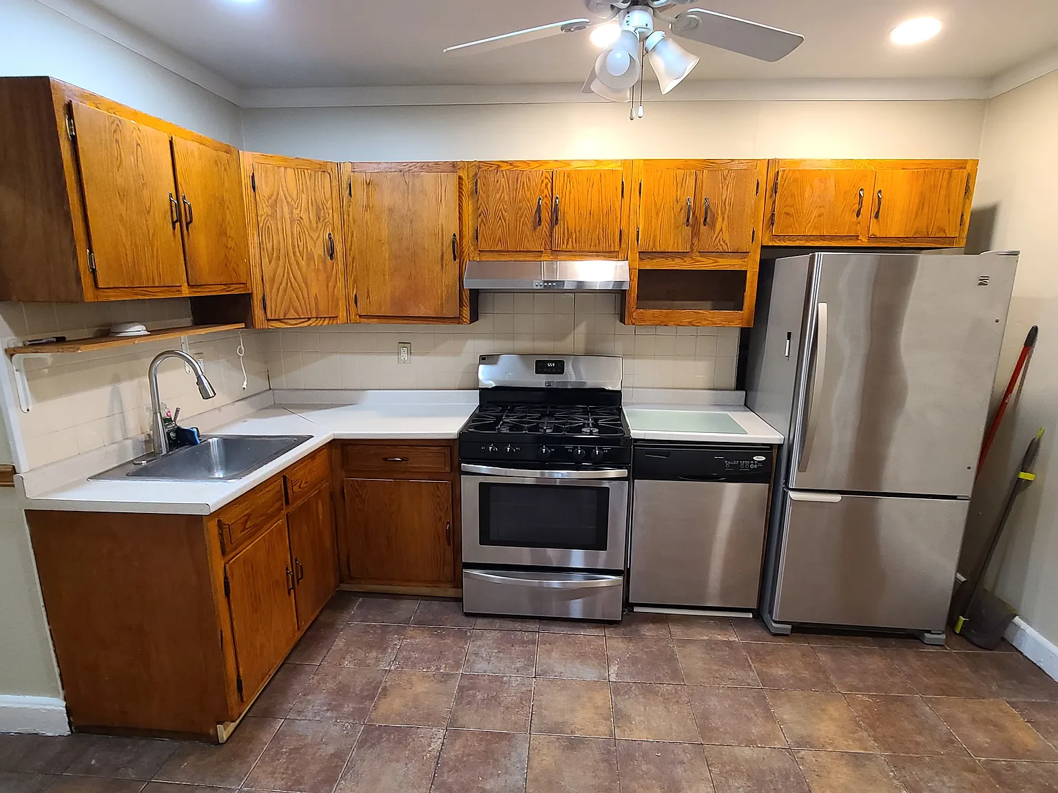 3 bed, 1.5 bath, 950 sqft, $2,500 — Photo 4