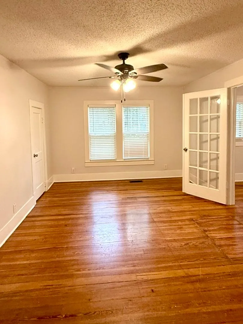 Elegant, well maintained home in a quiet neighborhood — Photo 3