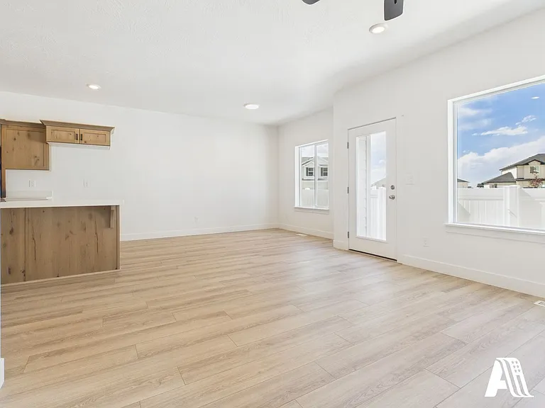 443 E 650 N — Photo 14
